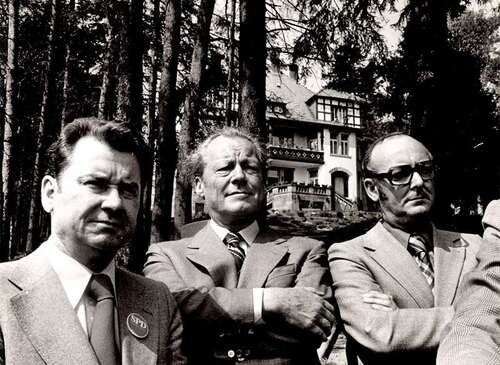 Willy Brandt mit Kammerpräsident Norbert Engel (rechts) und dem damaligen Vorstandsvorsitzenden Albrecht Herold (links) bei einem Besuch auf Gut Junkerwald Willy Brandt mit Kammerpräsident Norbert Engel (rechts) und dem damaligen Vorstandsvorsitzenden Albrecht Herold (links) bei einem Besuch auf Gut Junk