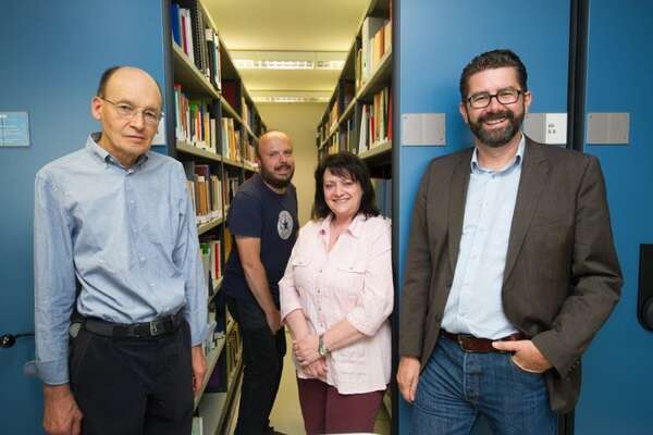 ... und heute (2018) mit dem Team des AK-Dokumentationszentrums. (Foto: Pasquale d'Angiolillo ... und heute (2018) mit dem Team des AK-Dokumentationszentrums. (Foto: Pasquale d'Angiolillo