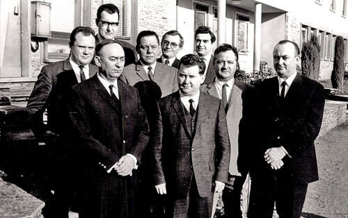 Vorstand der Vertreterversammlung und AK-Präsidium: (von links) H. Kiefer, Dr. H. Forster (AK-Vizepräsident), G. Schacht, H, Görgen, A. Schreiner, A. Herold (Vorstandsvorsitzender), W. Kerth, K. Berres, N. Engel (AK-Präsident). Vorstand der Vertreterversammlung und AK-Präsidium: (von links) H. Kiefer, Dr. H. Forster (AK-Vizepräsident), G. Schacht, H, Görgen, A. Schreiner, A. Herold (Vorstandsvorsitzender), W. Kerth, K. Berres, N. Engel (AK-Präsident).