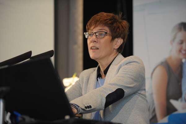 Annegret Kramp-Karrenbauer am Rednerpult Annegret Kramp-Karrenbauer am Rednerpult