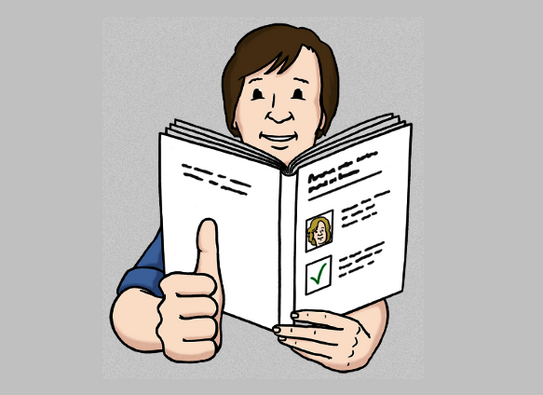 Mann hält Buch in der Hand