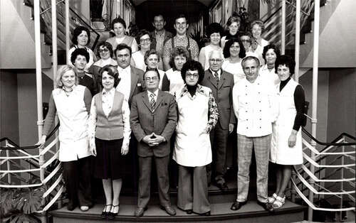 Mitarbeiter im Treppenhaus des "Haus der Arbeit, Haus der Gemeinschaft und Haus des sozialen Fortschritts" Mitarbeiter im Treppenhaus des "Haus der Arbeit, Haus der Gemeinschaft und Haus des sozialen Fortschritts"