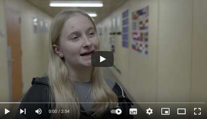 Das Videovorschaubild zeigt eine Teilnehmerin des Projekttages.