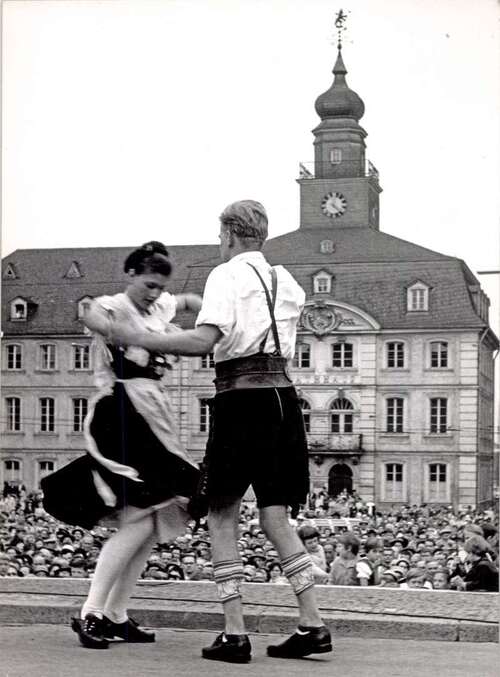 Trachtentanz vor dem Alten Rathaus in Alt-Saarbrücken am Schlossplatz Trachtentanz vor dem Alten Rathaus in Alt-Saarbrücken am Schlossplatz
