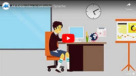 Ausschnitt aus dem Arbeitskammer-Erklärvideo: eine Jugendlicher an einem Schreibtisch, der am arbeiten ist. Im Hintergrund eine Uhr, die bereits zahn nach fünf anzeigt