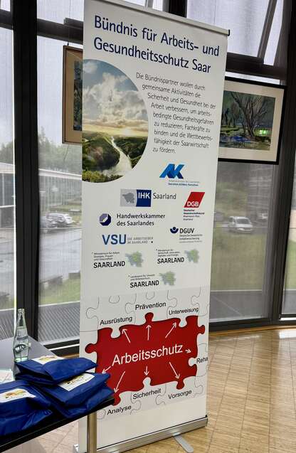 Schmuckfoto, Rollup des BAGS mit Logos der Bündnispartner