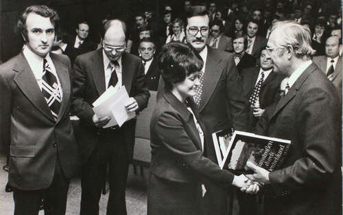 Studienleiter Prof. Günter Wöhe beglückwünscht eine Absolventin des 1. Studiengangs im Jahr 1973 Studienleiter Prof. Günter Wöhe beglückwünscht eine Absolventin des 1. Studiengangs im Jahr 1973
