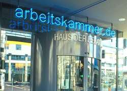 Arbeitskammer - Haus der Beratung Foto mit Schriftzug Arbeitskammer, Eingang zum Haus der Beratung