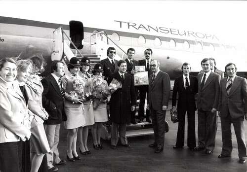 Fluggäste der ArKa-Reisen vor dem Flugzeug Fluggäste der ArKa-Reisen vor dem Flugzeug