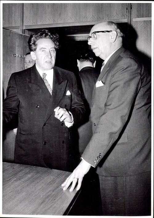 Heinrich Wacker (links), 1. Präsident der AK mit dem damaligen Ministerpräsident des Saarlandes Hubert Ney (rechts). Heinrich Wacker (links), 1. Präsident der AK mit dem damaligen Ministerpräsident des Saarlandes Hubert Ney (rechts).