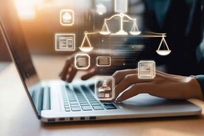 Hände, die einen Laptop bedienen, im Vordergrund Icons mit Rechtssymbolen