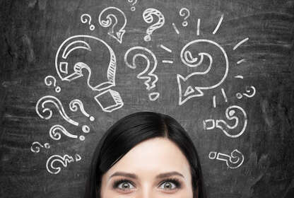 Augen einer Frau mit Fragezeichen über dem Kopf