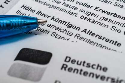 Stift zeigt auf ein Schreiben der Deutschen Rentenversicherung mit dem Schriftzug "Höhe Ihrer Rente"