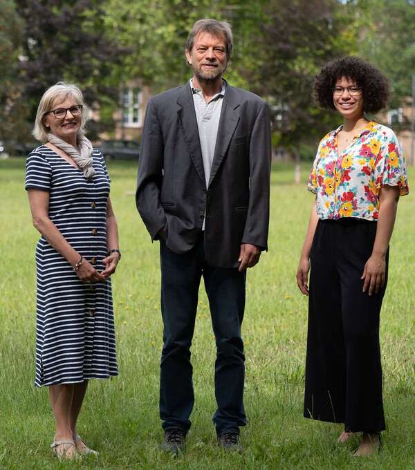 Das Team der KoWA in Saarbrücken (von links): Olga Haubrichs, die für die Büroorganisation zuständig ist, Leiter Dr. Luitpold Rampeltshammer und die studentische Mitarbeiterin Joline Lamwersiek. (Foto: Pasquale D'Angiolillo) Das Team der KoWA in Saarbrücken (von links): Olga Haubrichs, die für die Büroorganisation zuständig ist, Leiter Dr. Luitpold Rampeltshammer und die studentische Mitarbeiterin Joline Lamwersiek. (Foto: Pasquale D'Angiolillo)