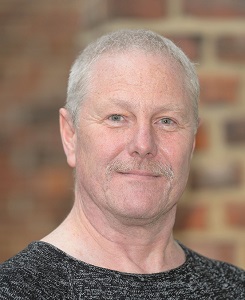 Portraitfoto von Adrian Fortuin. Portraitfoto von Adrian Fortuin.