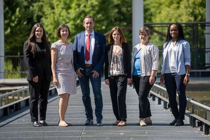 Gruppenfoto des TFG 3.0-Teams aufgenommen 2022. Von links nach rechts: Alfonsine Camiolo, Beatrice Zeiger (AK-Geschäftsführerin); Egbert Ulrich, Céline Laforsch, Eva Ulrich, Christiana Ijezie