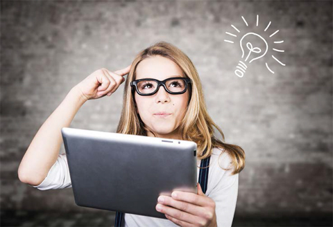 Junge Frau mit Brille, die sich an den Kopf tippt, weil sie einen Geistesblitz hat