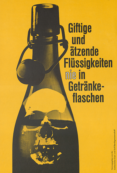 Flasche mit Totenkopf, Schriftzug "Giftige und ätzende Flüssigkeiten nicht in Getränkeflaschen"