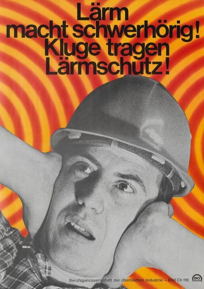 Schriftzug "Lärm macht schwerhörig. Kluge tragen Lärmschutz", Arbeiter, der sich die Ohren zuhält.