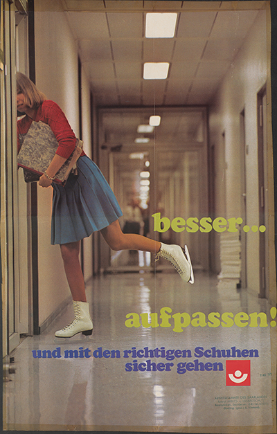 Schriftzug "besser .... aufpassen - und mit den richtigen Schuhen sicher gehen", Frau im Büroflur auf Schlittschuhen