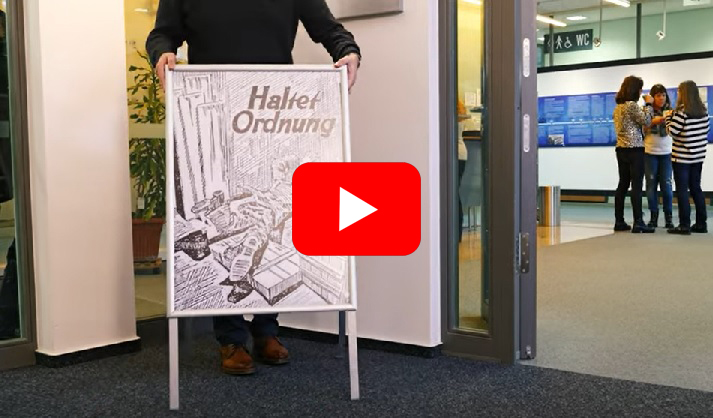Plakataufsteller wird im Raum positioniert