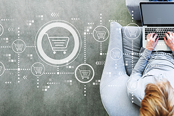 Junge Frau am Laptop von oben aufgenommenes Foto